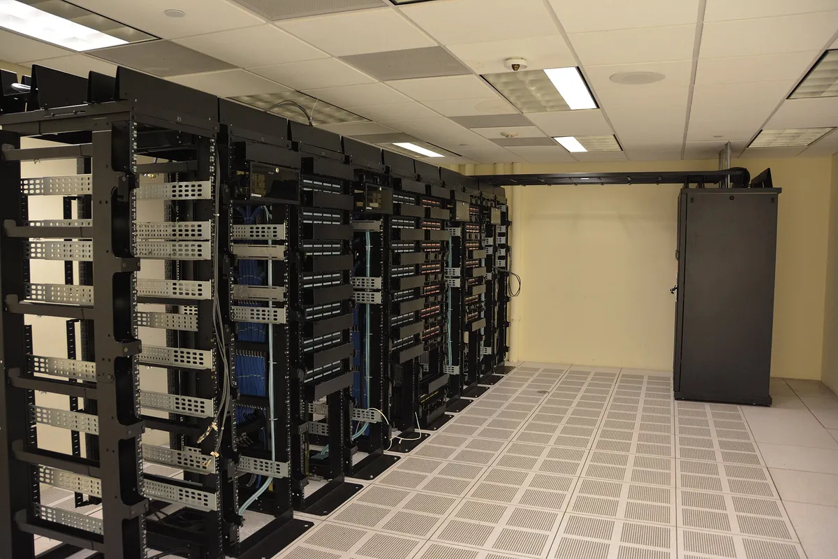 データセンターに並ぶサーバーラックのイメージ