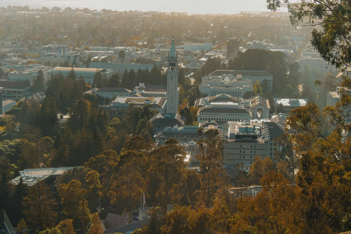 カリフォルニア大学バークレー校のキャンパスとサザー・タワー