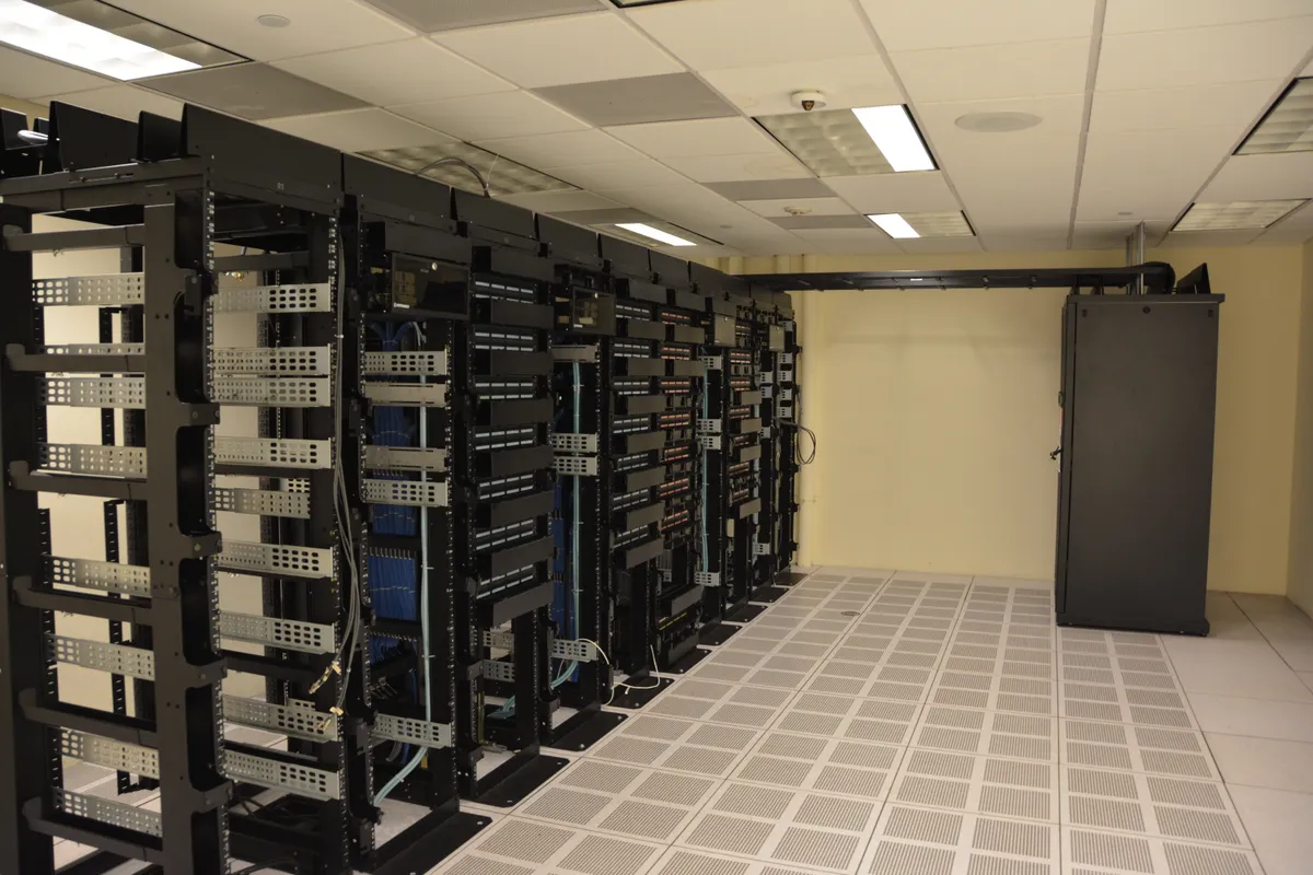 データセンターに並ぶサーバーラックのイメージ