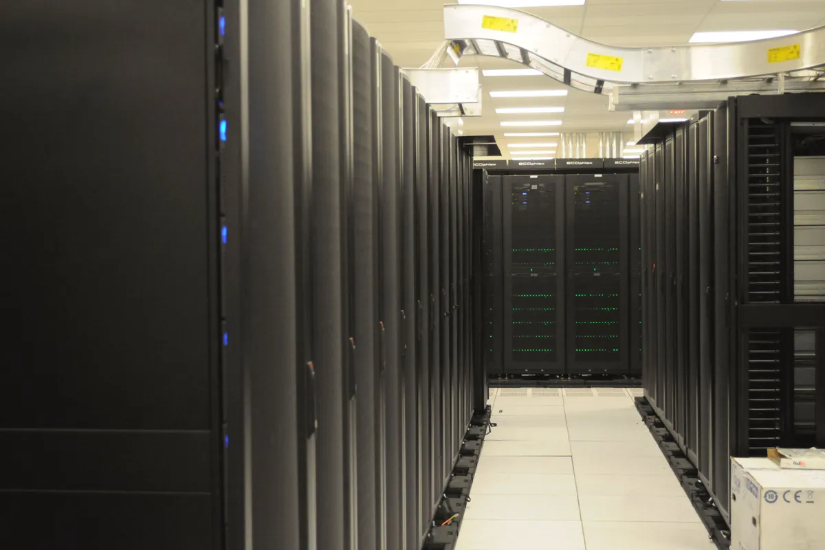データセンター内に並ぶサーバーラックのイメージ