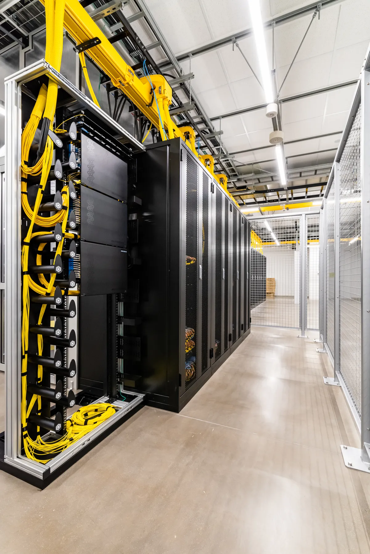 エクイニクスTY15データセンター内のラックと配線。上部と側面にケーブルが整理されている