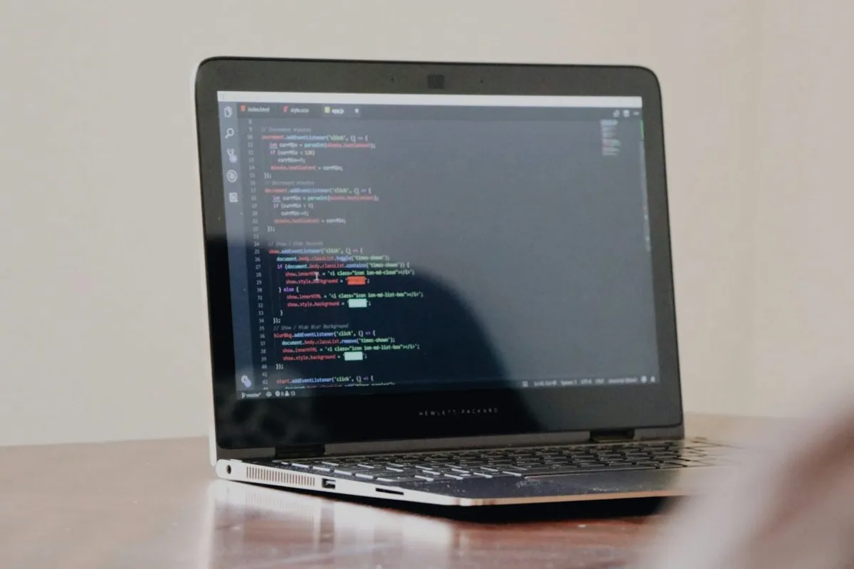 ノートパソコンにコードを表示した開発作業のイメージ