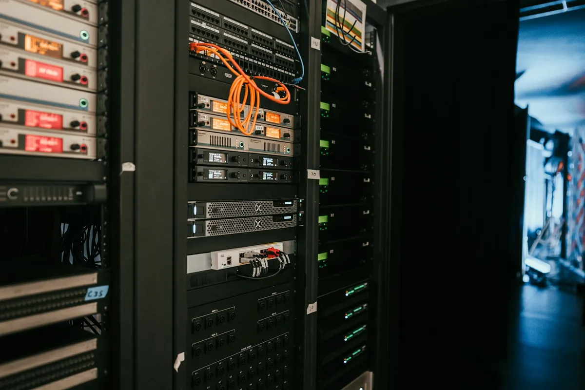 サーバーラックが並ぶデータセンターのイメージ