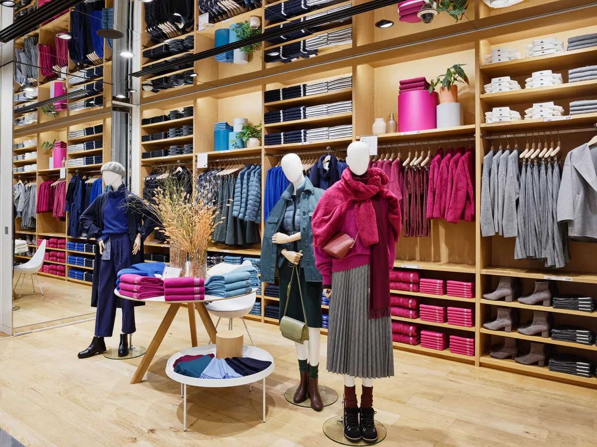 ユニクロ銀座店の店内と商品売場