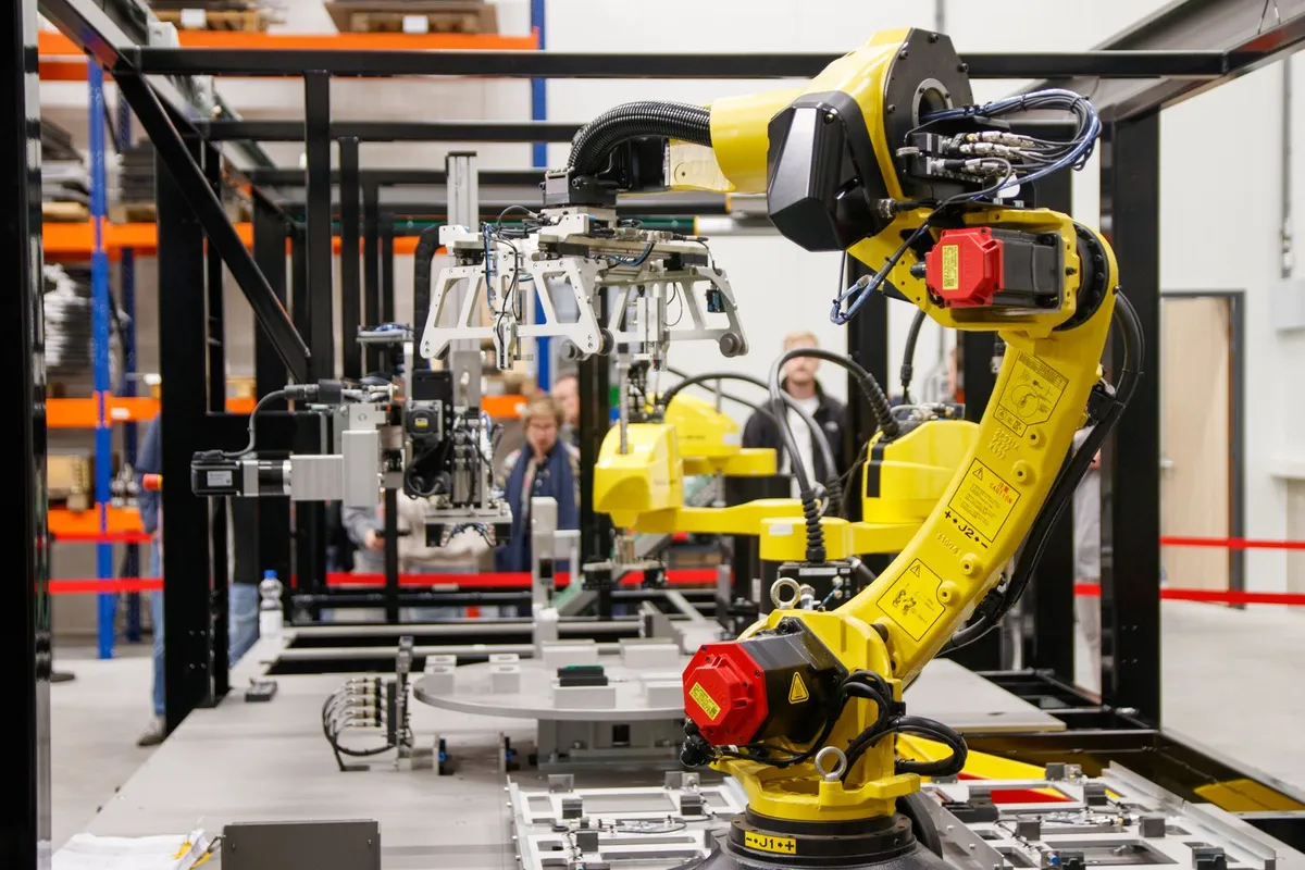 工場内の産業用ロボットアームのイメージ