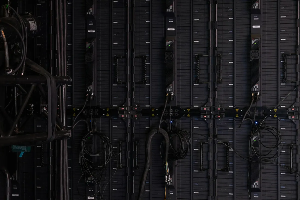 サーバールームのネットワーク機器とケーブルのイメージ