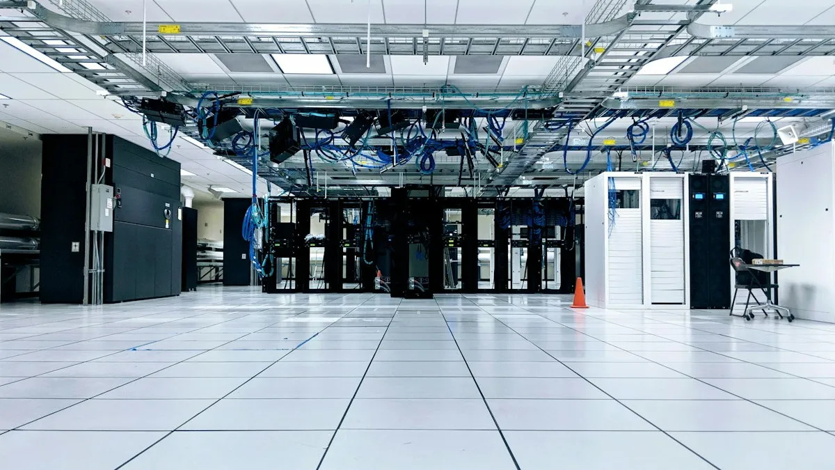 サーバーラックが並ぶデータセンターのイメージ