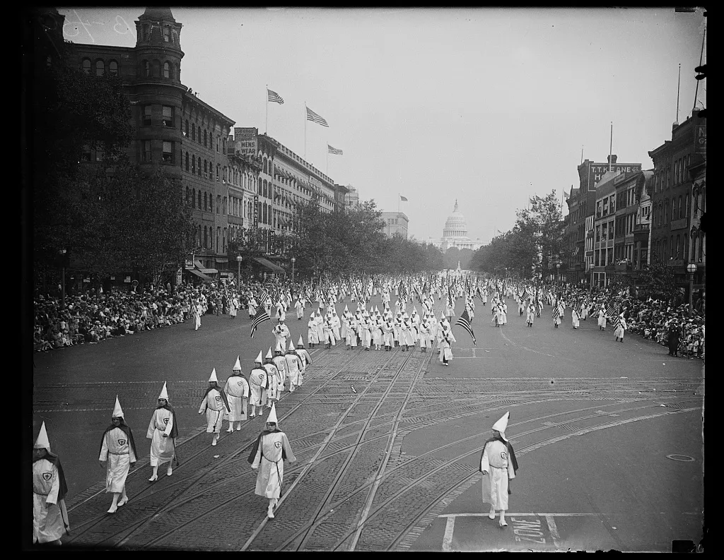 1926年、ワシントンのペンシルベニア通りを行進するKKKの集団