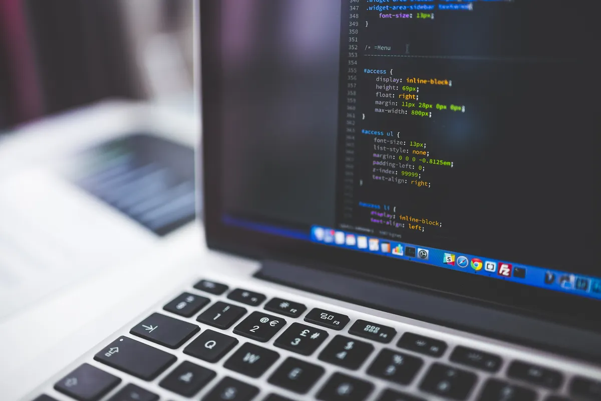ノートPCに表示されたプログラムコードのイメージ写真