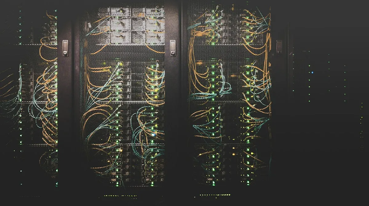 ケーブルが配線されたサーバーラックのイメージ写真