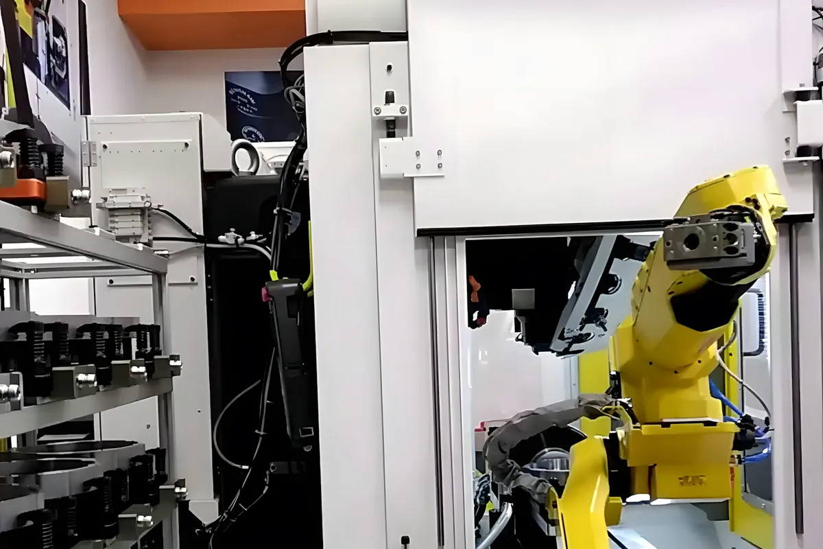 工場内で稼働する産業用ロボットアームのイメージ