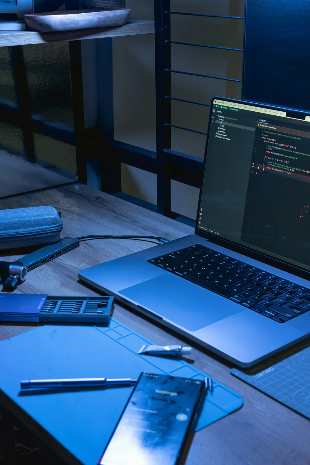 コードを表示したノートPCが置かれた机のイメージ写真