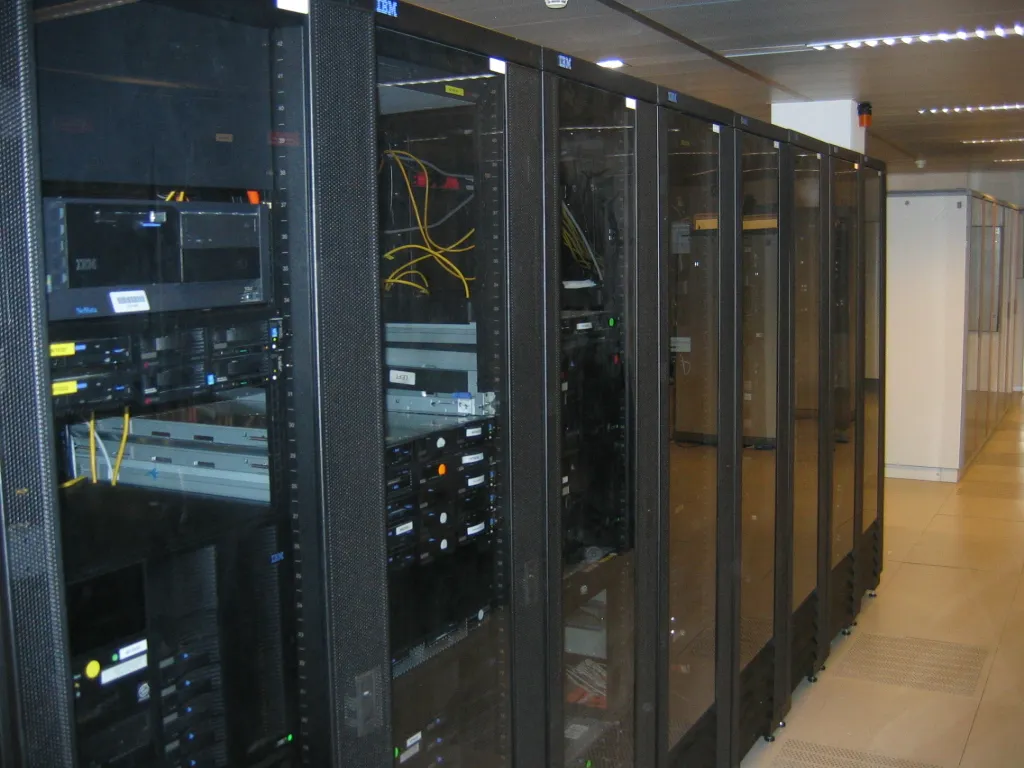 データセンターに並ぶサーバーのイメージ