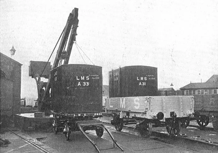 1928年の貨車とトラック用貨物コンテナの歴史写真