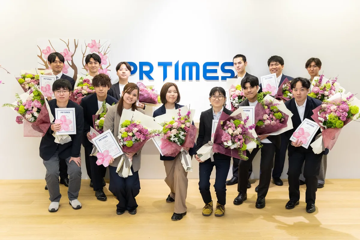 PR TIMESの2026年度入社式で花束を持つ新入社員の集合写真