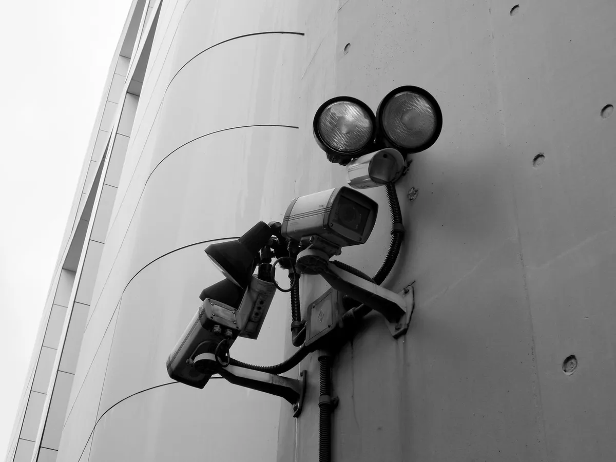 建物の壁に設置された監視カメラのイメージ写真