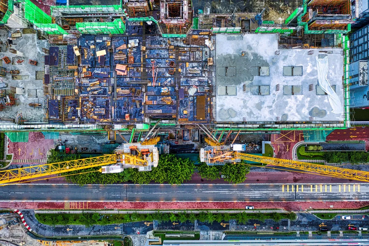 複数の作業区画がある建設現場を上空から見たイメージ写真