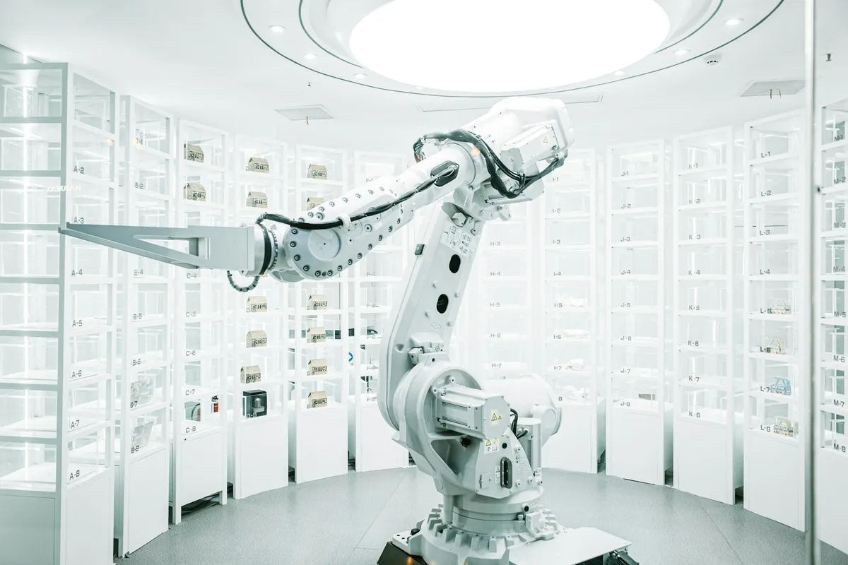 展示された白いロボットアームのイメージ