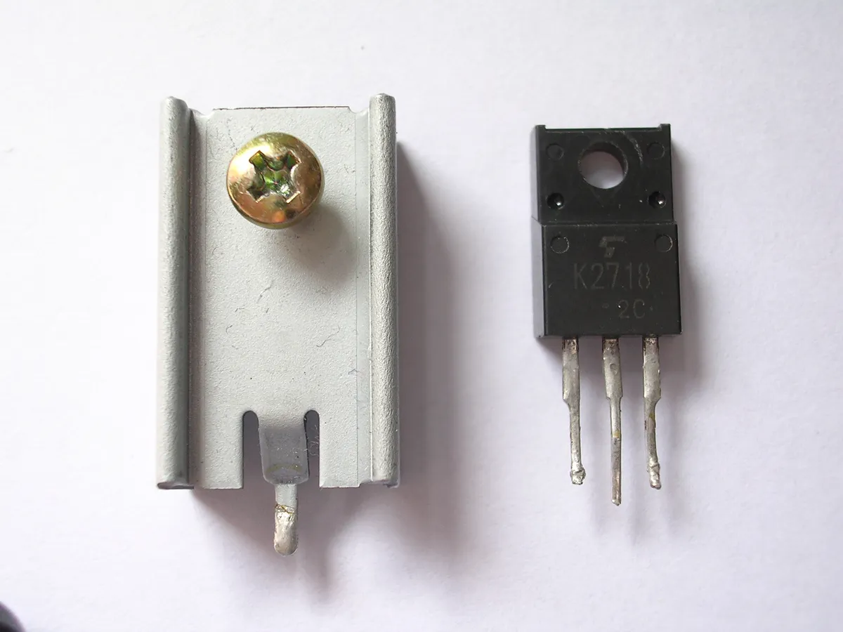 東芝の旧製品MOSFET 2SK2718と金属製の放熱器