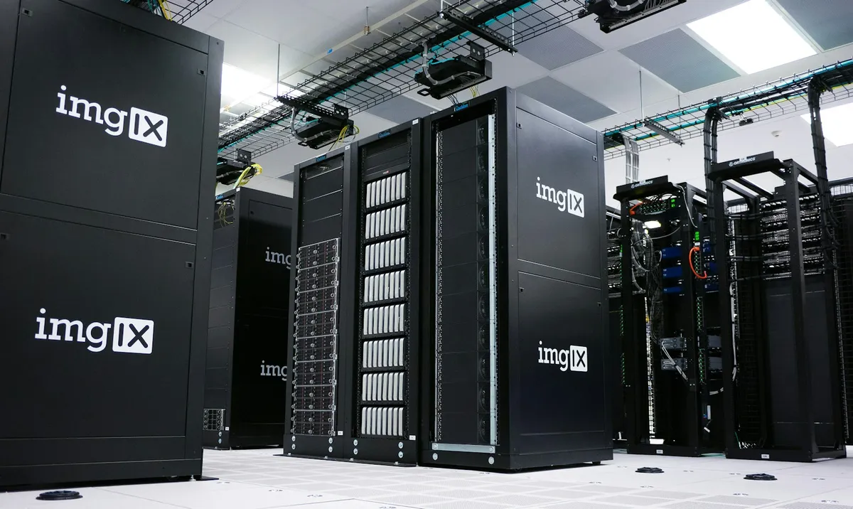 データセンターに並ぶサーバーラックのイメージ
