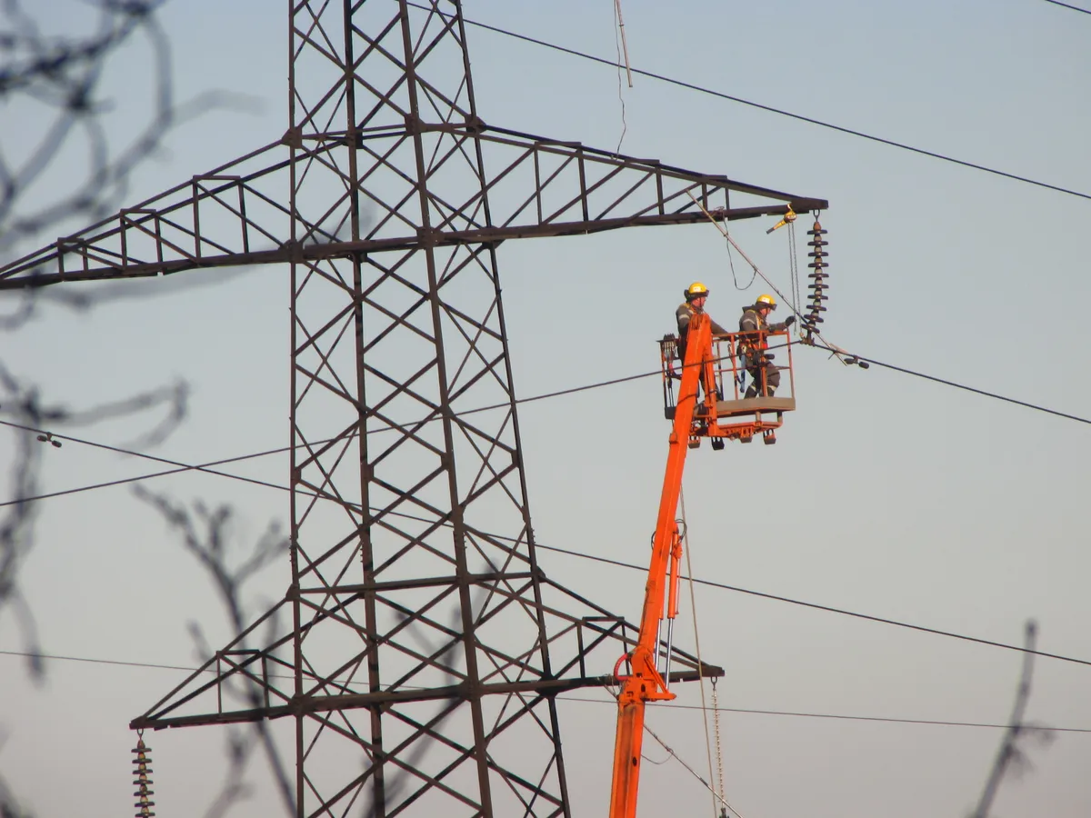 ウクライナの送電設備で作業する作業員。2016年撮影の参考写真