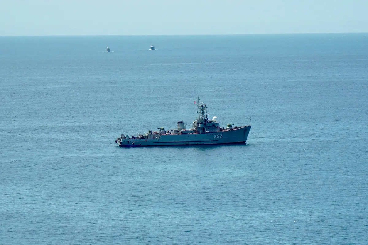 海上を航行する軍艦のイメージ写真