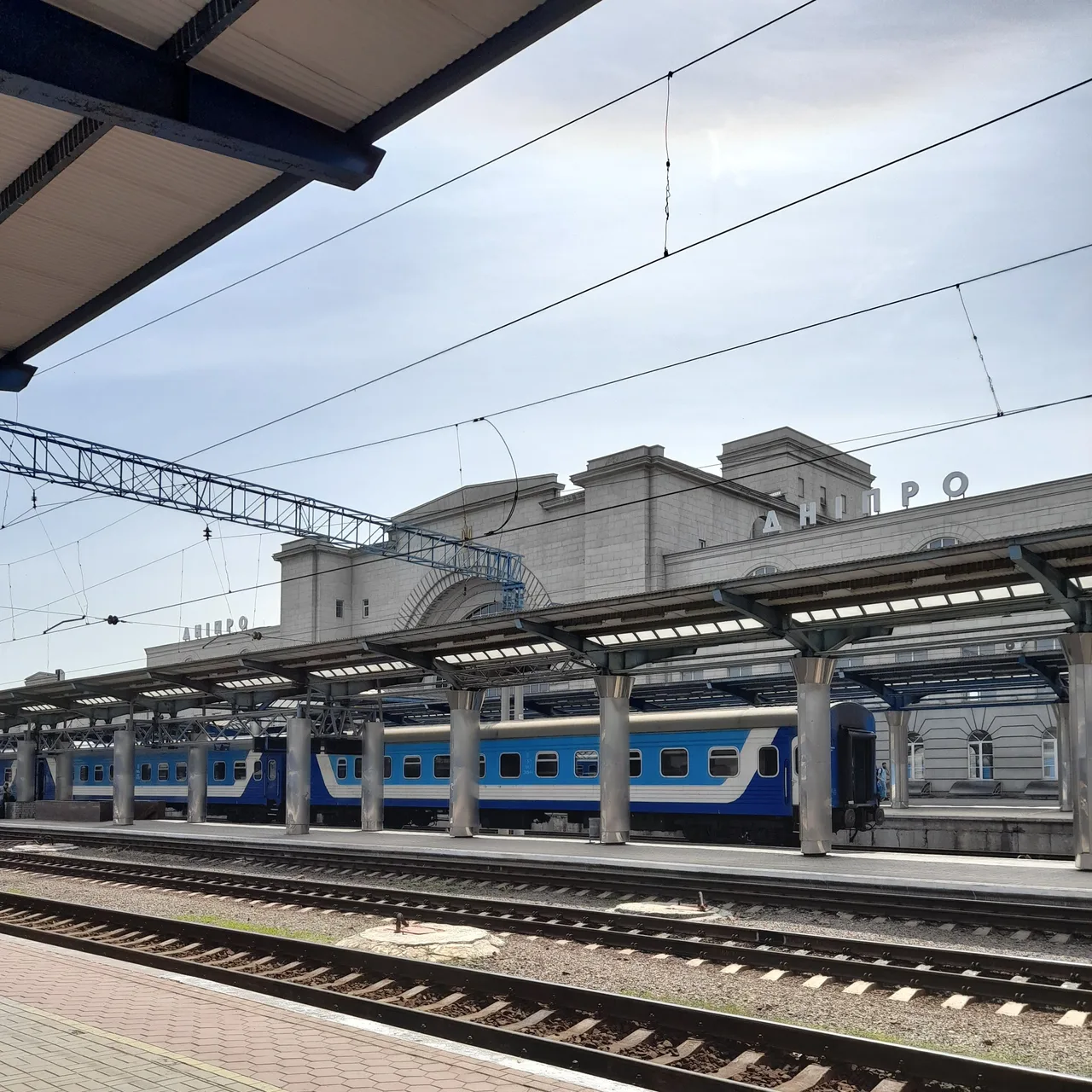 2021年に撮影されたドニプロ中央駅のホームと列車