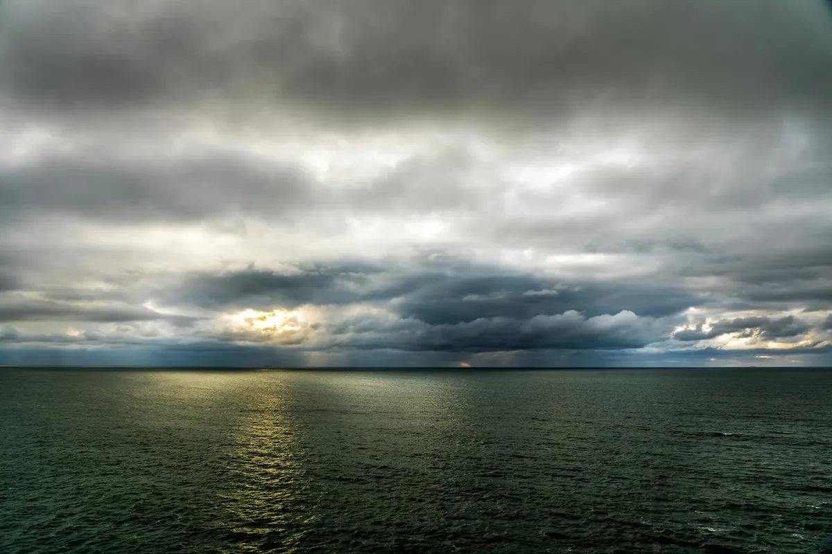 荒れた海と厚い雲のイメージ写真