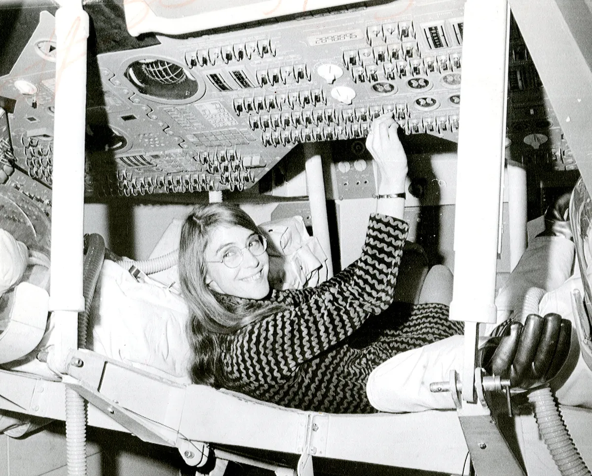 アポロ宇宙船のモックアップ内で操作するマーガレット・ハミルトン