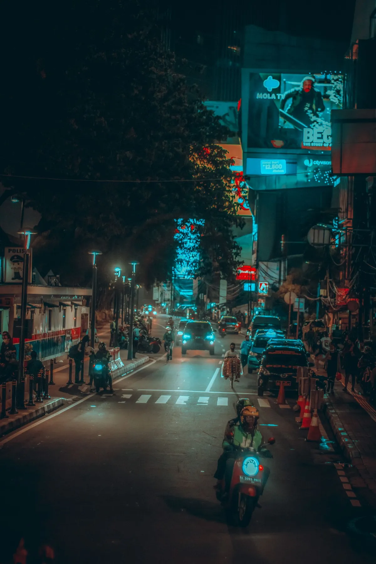 夜間の市街地を走る車のイメージ写真