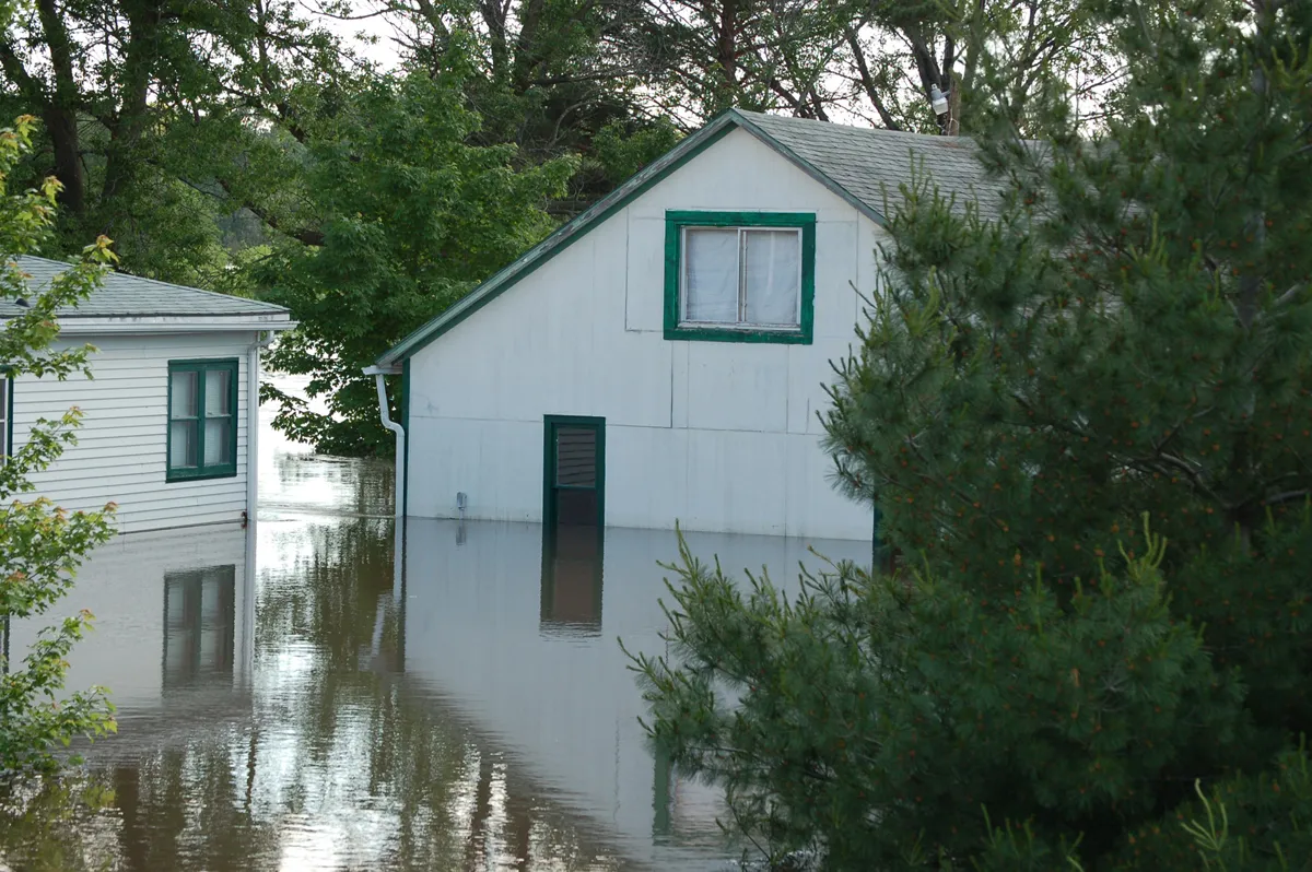 洪水で住宅の周囲が浸水した様子