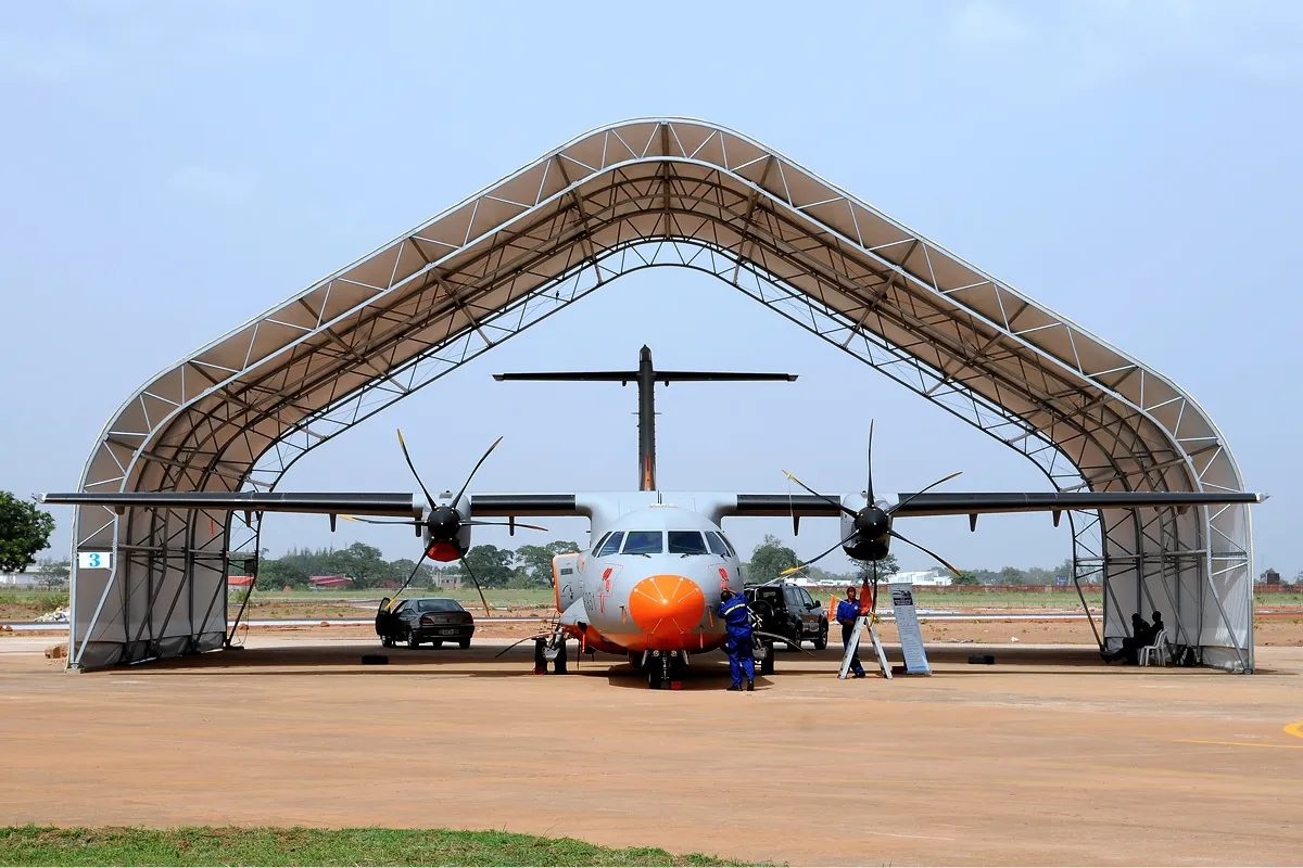 格納庫前に駐機するナイジェリア空軍のATR42偵察機