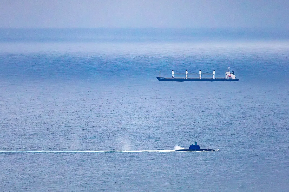 海上を航行する潜水艦のイメージ写真