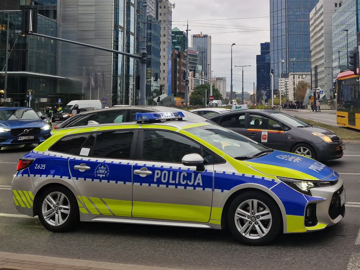 ワルシャワ市内を走るポーランド警察のパトカー