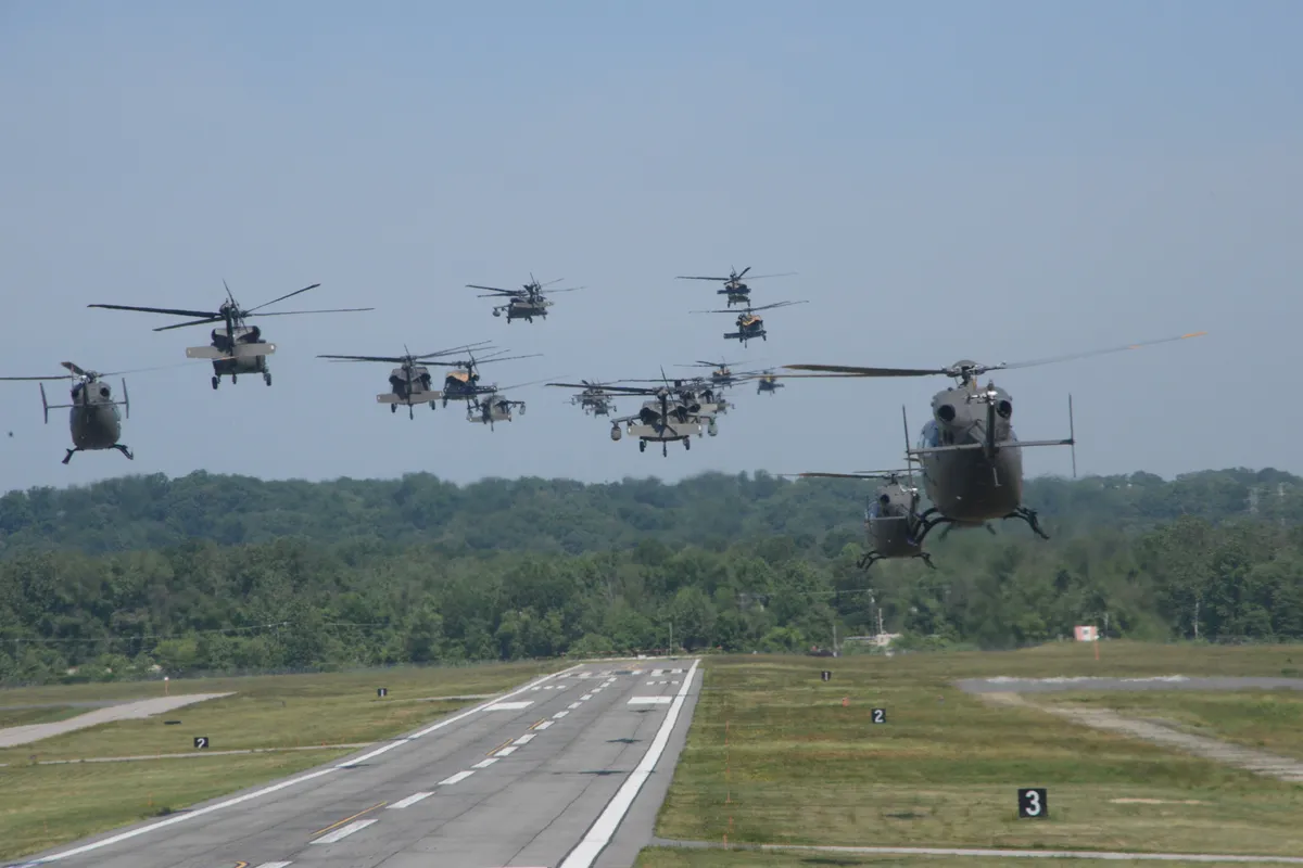ワシントン周辺で編隊飛行する米陸軍のヘリコプター