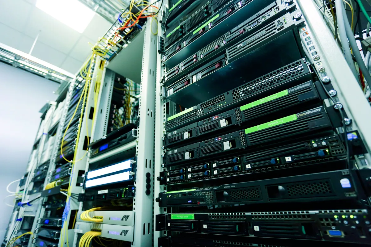 ネットワーク機器が並ぶデータセンターのイメージ写真