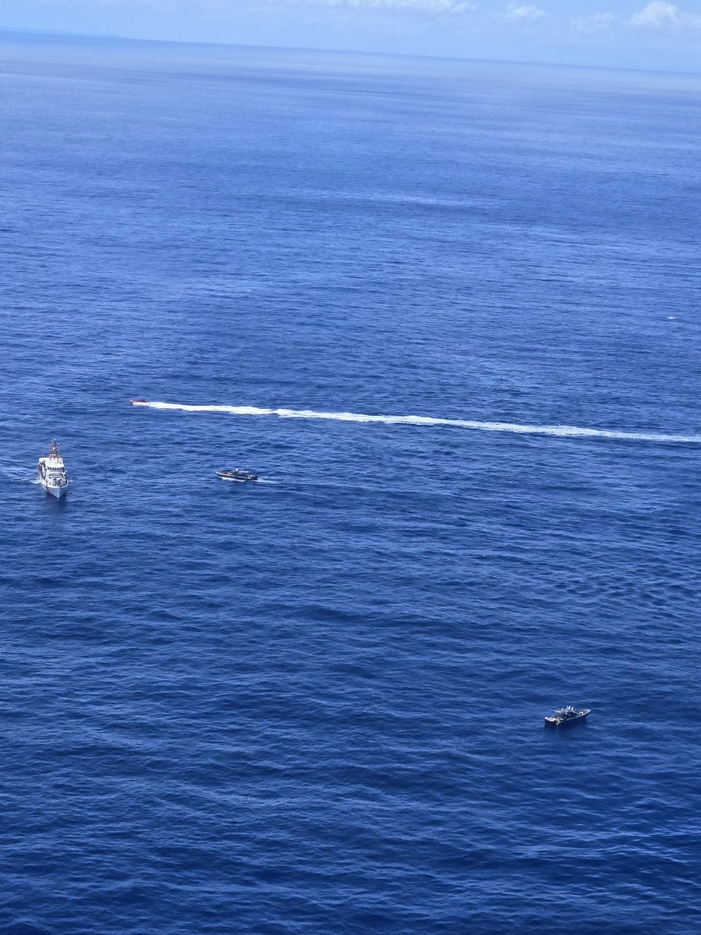 モナ島沖で捜索と救助に当たる沿岸警備隊などの船艇