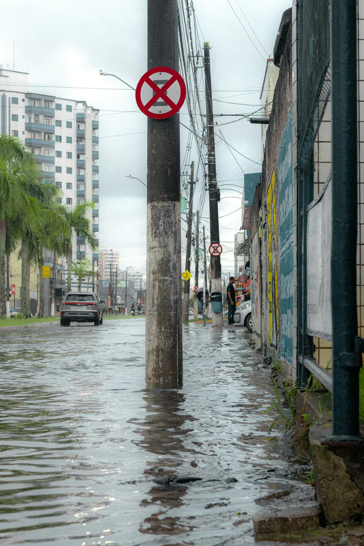 冠水した道路を走る車のイメージ写真