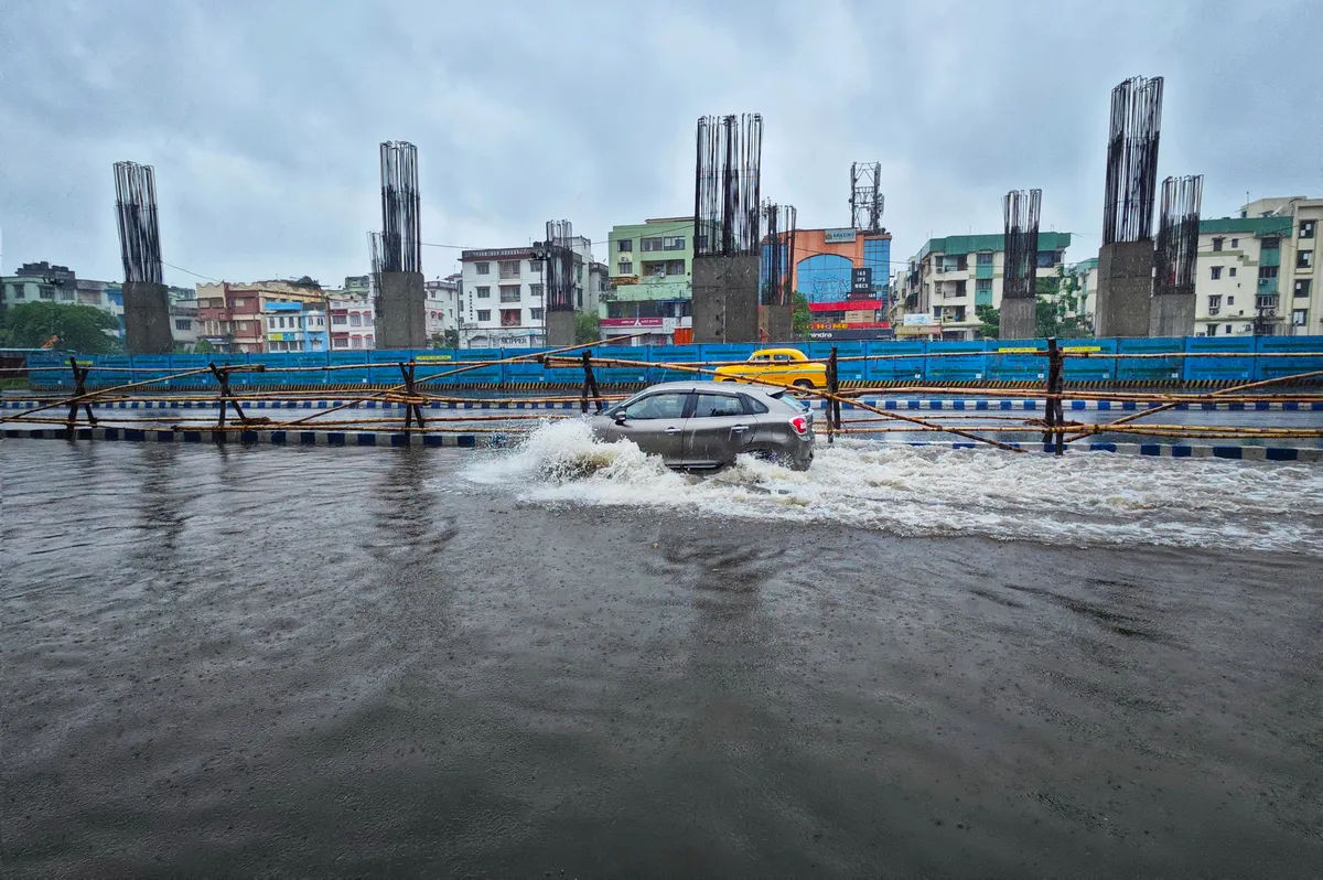 冠水した市街地を走る車のイメージ