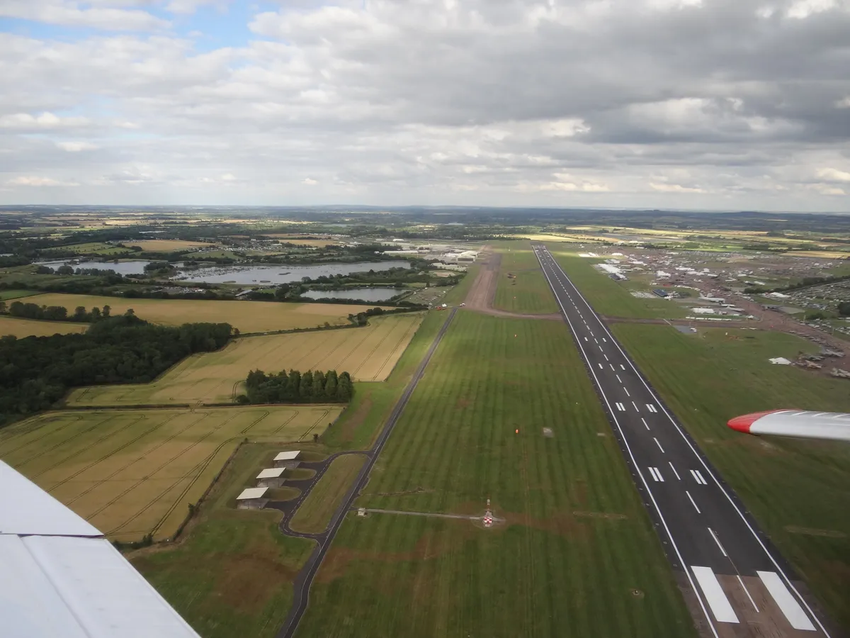 英国の英空軍フェアフォード基地を外側から撮影した写真
